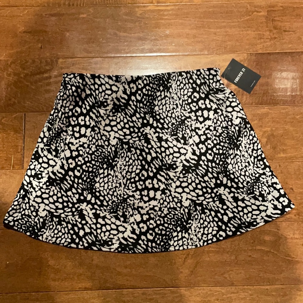 Forever 21 Black And White Skirt Size Medium Brand New with Tags